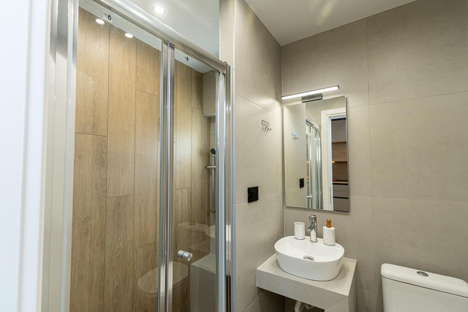 Modern 3 Bedroom Luxury Apartment سالونيك المظهر الخارجي الصورة